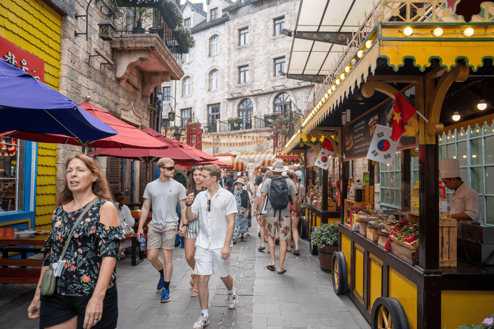 With a suitable schedule, visitors can easily explore the Golden Bridge and other attractive works at Ba Na Hills in one day (Source: Sun World Ba Na Hills)